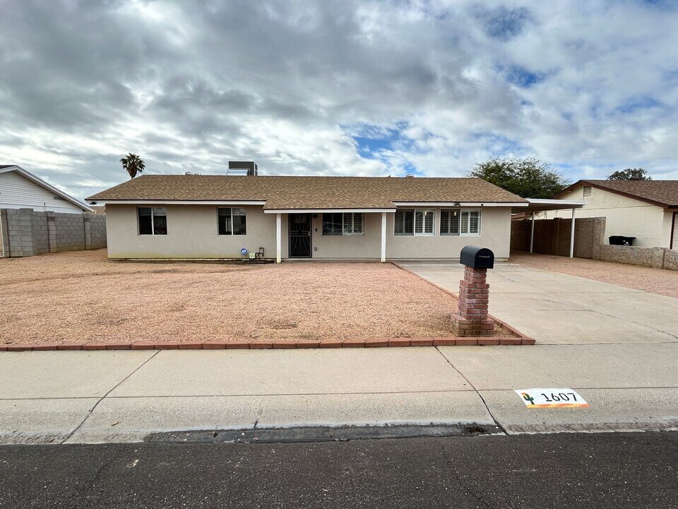 1607 W Rosemonte Dr in Phoenix, AZ - Building Photo