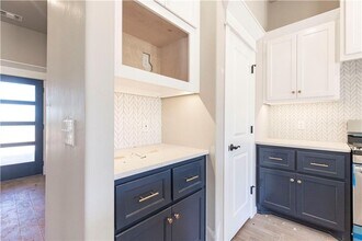 8412 NW 163rd St in Edmond, OK - Foto de edificio - Building Photo