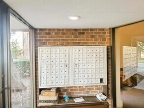 1500 Robin Cir, Unit 108 in Hoffman Estates, IL - Building Photo - Building Photo