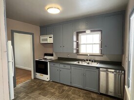 45883 Cass Ave in Utica, MI - Building Photo