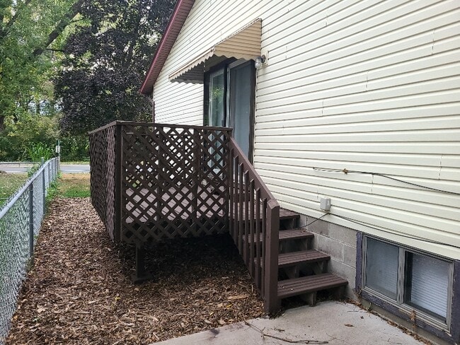 8232 Noble Ave N in Minneapolis, MN - Foto de edificio - Building Photo