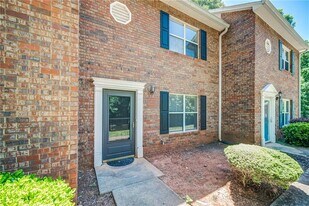 4084 Hidden Hollow Dr in Gainesville, GA - Building Photo