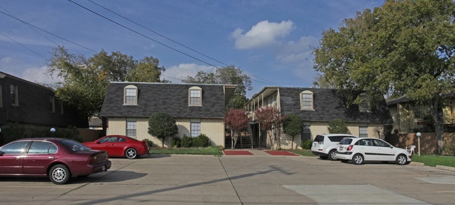 Russell's Place in Denton, TX - Foto de edificio - Building Photo