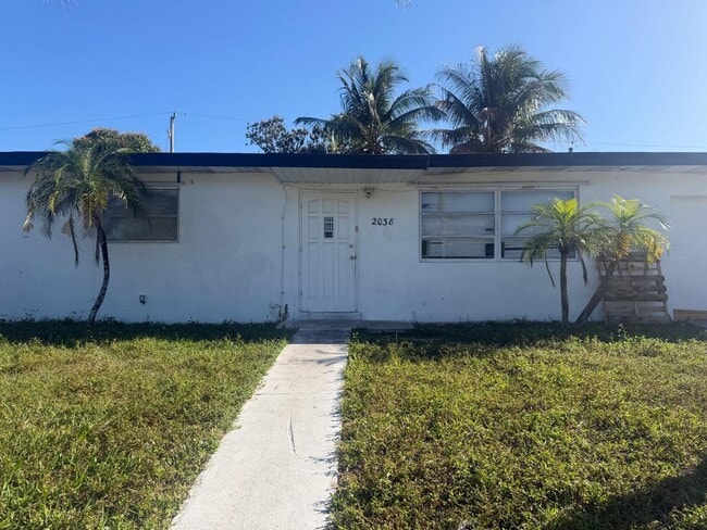 2038 SW 12th Ct in Delray Beach, FL - Building Photo - Building Photo