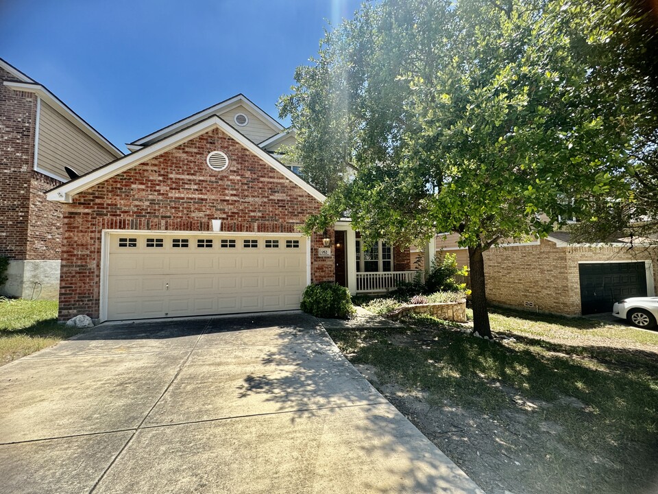 952 Persian Garden in San Antonio, TX - Building Photo