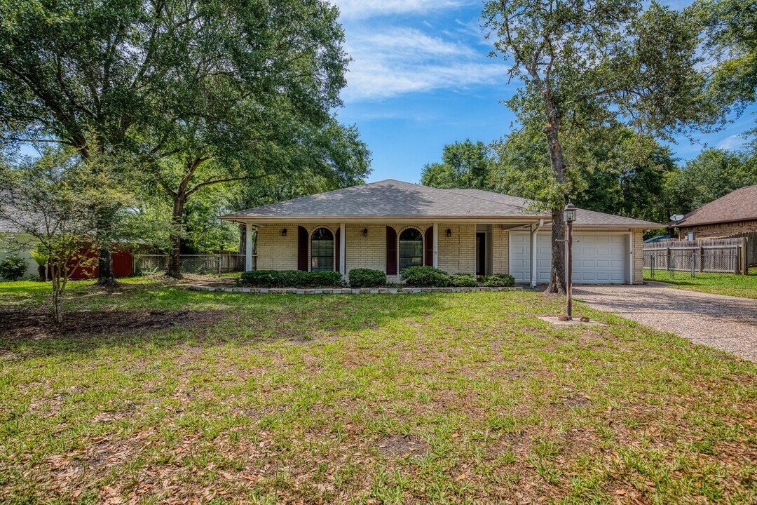 216 Duerr Dr in Bellville, TX - Building Photo