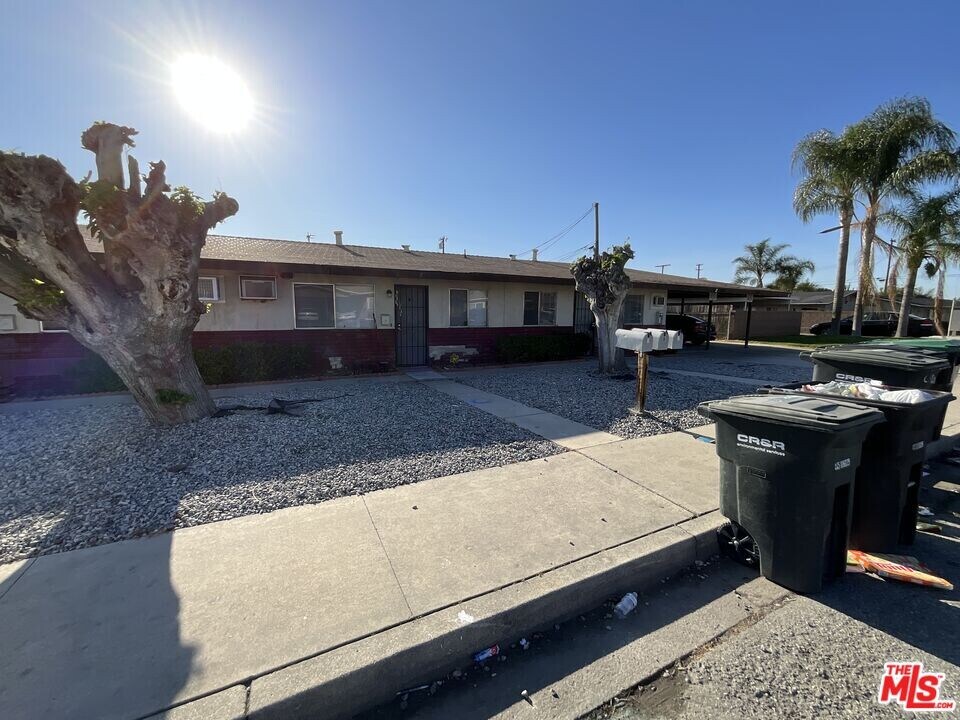 501 Cedar Pl in Hemet, CA - Building Photo