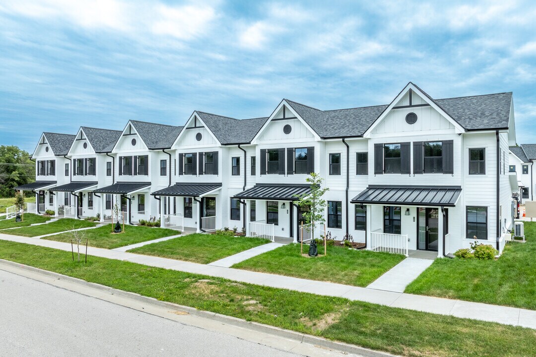 Townhomes at Creekside in Ames, IA - Building Photo