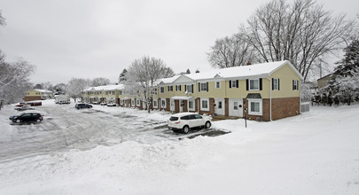 River Lane Townhouses in Grafton, WI - Building Photo - Building Photo