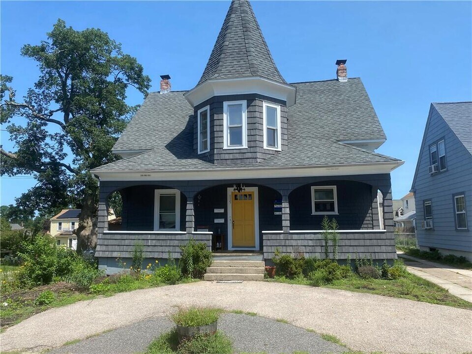 115 Blackamore Ave in Cranston, RI - Building Photo
