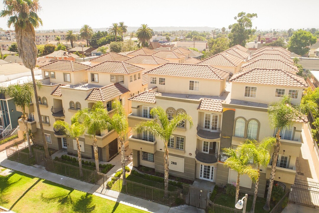 Student Living at Autumn Leaf Apartments in Los Angeles, CA - Foto de edificio