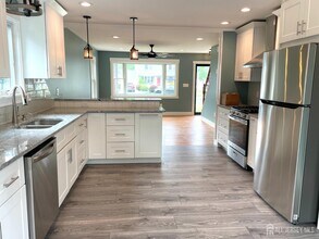 16 Robert Cir in Metuchen, NJ - Building Photo - Building Photo