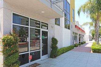 Fulton Village in Fresno, CA - Foto de edificio - Building Photo