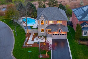 2432 Upper Valley Crescent in Oakville, ON - Building Photo