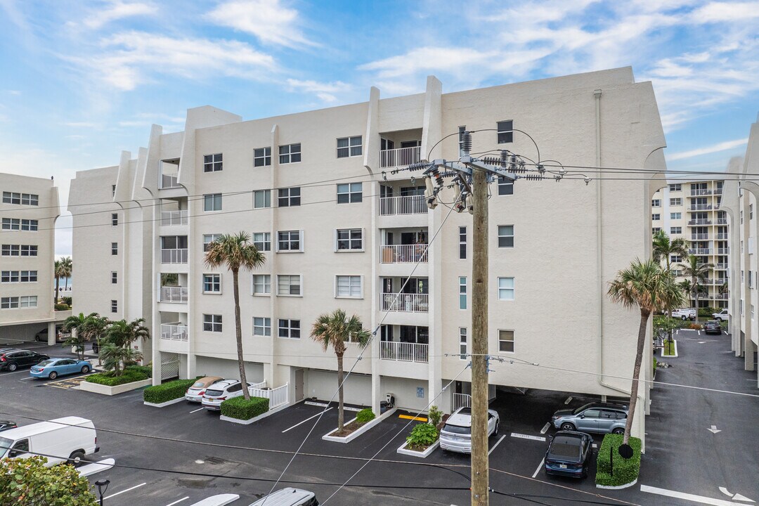 Palmsea Condominium in Palm Beach, FL - Building Photo