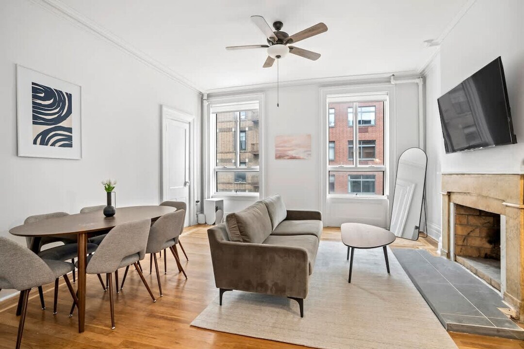 257 W 19th St in New York, NY - Building Photo