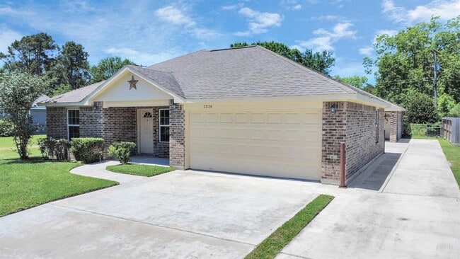 1324 S Johnson St in Alvin, TX - Building Photo - Building Photo