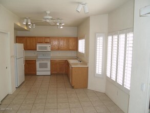 6431 W Desert Hollow Dr in Phoenix, AZ - Foto de edificio - Building Photo