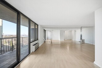 300 Winston Dr, Unit 8th Flr in Cliffside Park, NJ - Building Photo - Building Photo