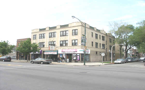 3700-3704 W Fullerton Ave in Chicago, IL - Foto de edificio