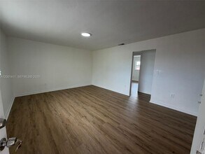 437 NW 44th Ave in Miami, FL - Building Photo - Building Photo