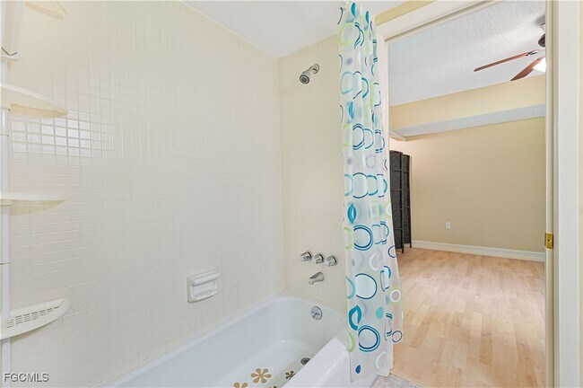 property at 975 Palm View Dr