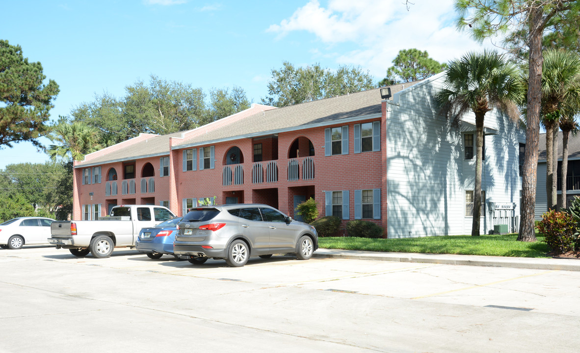 Village Square in Titusville, FL - Foto de edificio