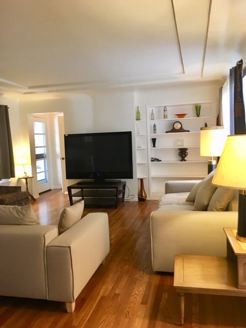 10720 Hortense St in Los Angeles, CA - Foto de edificio