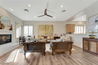 904 Pont Chartrain Dr in Las Vegas, NV - Foto de edificio - Building Photo