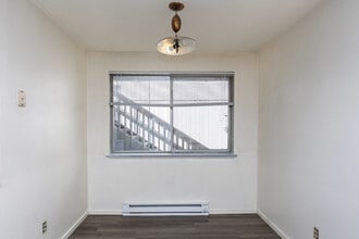 Garden Square Apartments in Puyallup, WA - Building Photo - Interior Photo