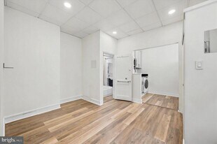 135 S 10th St in Philadelphia, PA - Building Photo