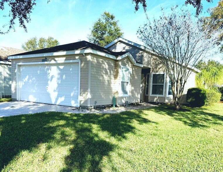 4977 Heron Run Cir, Unit C in Leesburg, FL - Building Photo