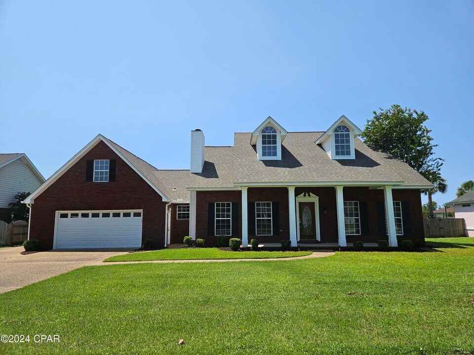 2103 Coral Dr in Lynn Haven, FL - Foto de edificio