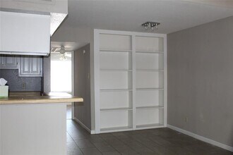 6001 Reims Rd in Houston, TX - Building Photo - Building Photo