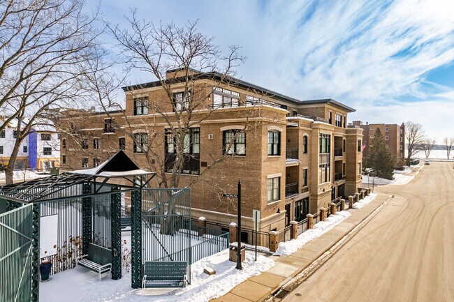Garrison Landing in Wayzata, MN - Foto de edificio - Building Photo