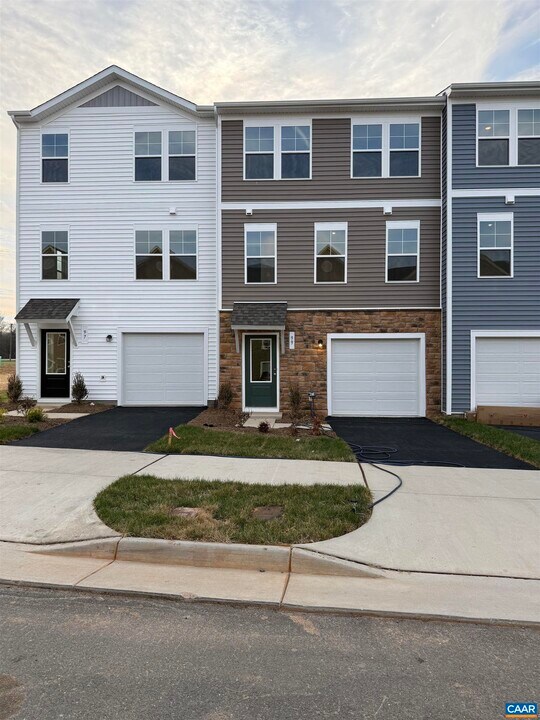 99 Oldfield Dr in Charlottesville, VA - Building Photo