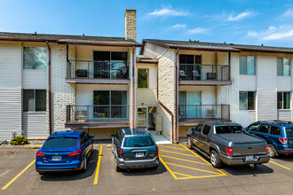 Half Moon Lake Apartments in Eau Claire, WI - Building Photo - Building Photo