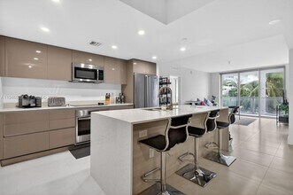 13800 Highland Dr in North Miami Beach, FL - Building Photo - Building Photo