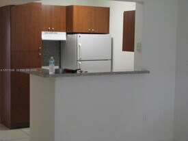 10832 N Kendall Dr in Miami, FL - Building Photo