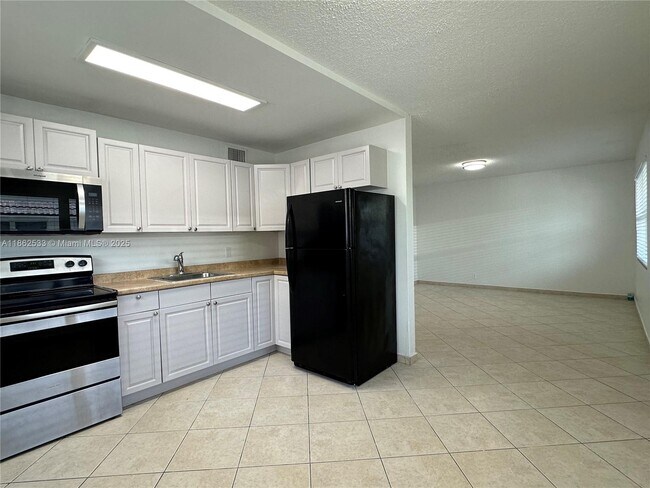 2500 Johnson St in Hollywood, FL - Building Photo - Building Photo