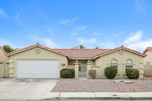 7125 W Tropical Island Cir in Las Vegas, NV - Building Photo