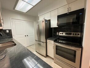 930 E Primrose St, Unit B2 in Springfield, MO - Foto de edificio - Building Photo