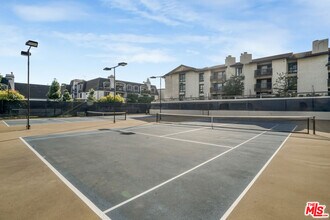 8515 Falmouth Ave in Los Angeles, CA - Foto de edificio - Building Photo