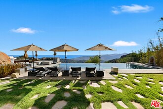301 Loma Metisse Rd in Malibu, CA - Building Photo - Building Photo