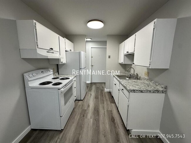 33 Longrale Park in Bangor, ME - Foto de edificio - Building Photo