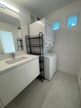 5111 Ocean Front Walk, Unit 4 in Marina Del Rey, CA - Building Photo - Building Photo