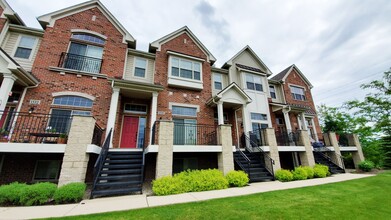 1502 - 1550 LAKERIDGE in Mundelein, IL - Building Photo - Interior Photo