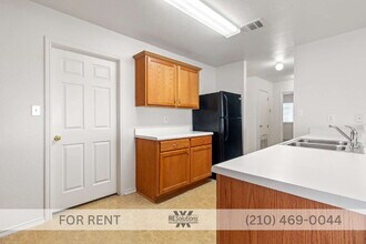 3835 Mist Flower Dr in Converse, TX - Foto de edificio - Building Photo