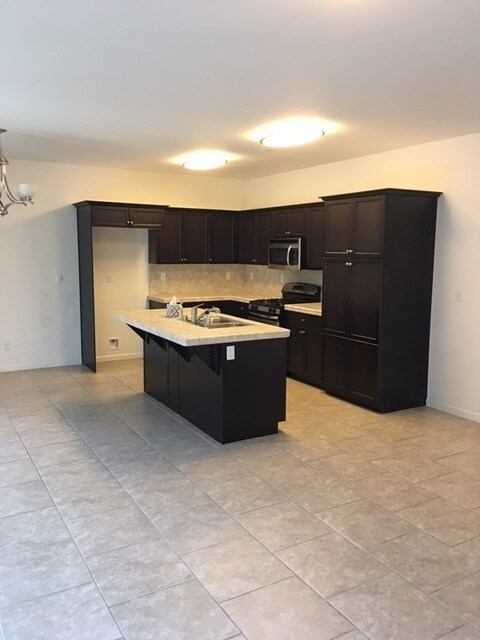 1824 W Escher Way in Hanford, CA - Building Photo - Building Photo