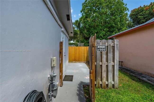 2620 NW 83rd Ave in Sunrise, FL - Building Photo - Building Photo